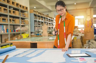 makas tutan genç kadın kostüm Tasarımcısı 