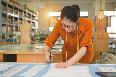 Tasarım taslak boyunca kadın terzi kumaş kesmek