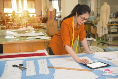 genç kadın Tasarımcısı mobil bilgisayar kullanarak