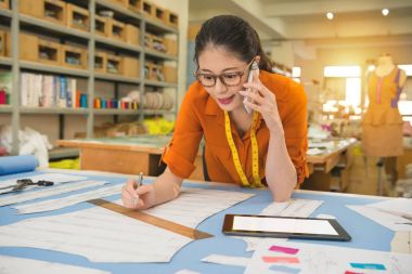 Mobil telefonda konuşurken kadın Tasarımcısı