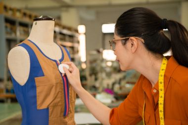 kadın terzi mankeni çizim tebeşir holding