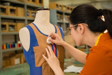 genç kadın Tasarımcısı mankenle çalışkan