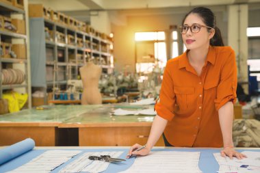 kadın tasarımcı ayakta çalışma masası