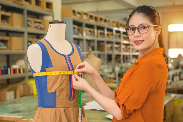 bir bant kullanarak gülümseyen güzel kostüm Tasarımcısı 