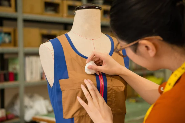 Vrouwelijke kleding ontwerp op maat werken in dummy — Stockfoto