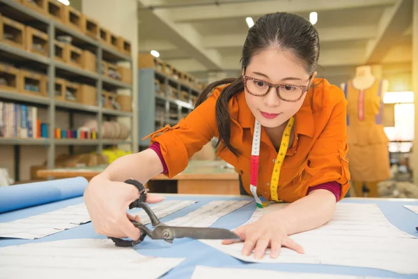 Tasarımcısı giyim örnek şeklinde kesme