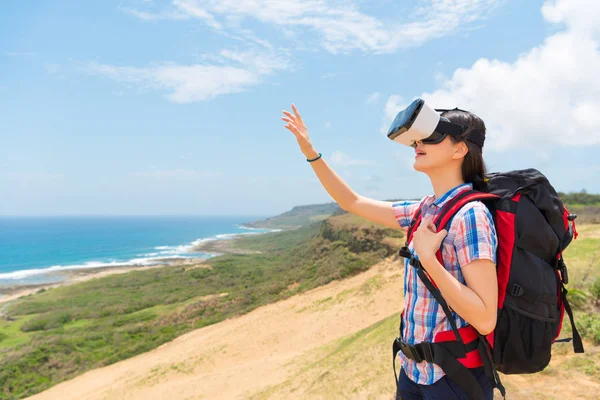 Touriste femelle portant VR équipement technologique — Photo
