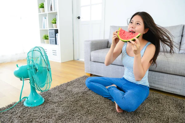 gülümseyen kadın karpuz duygu mutlu yemek