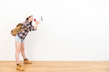 çekici genç kız öğrenci bir megafon holding