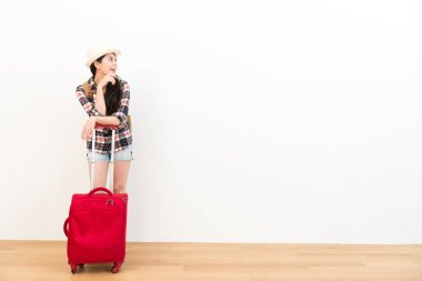 bavula yaslanmış çekici kadın backpacker