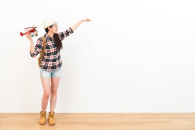 ahşap zemin üzerinde duran gülümseyen kız öğrenci 