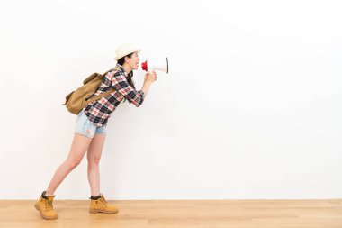 mutlu kadın backpacker holding hoparlör