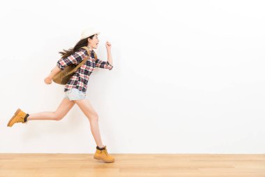 çalışan performans gösteren Asyalı Gezgin