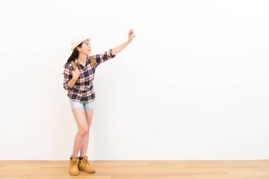 selfie kadın fotoğraf çekmek için cep telefonunu kullanma