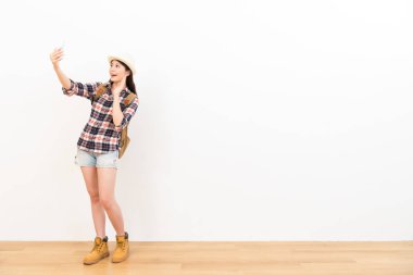 cep telefonu kullaranarak beyaz arka plan üzerinde kadın