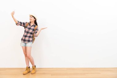 fotoğraf çekmek için telefon kullanarak selfie Çin uzun yürüyüşe çıkan kimse