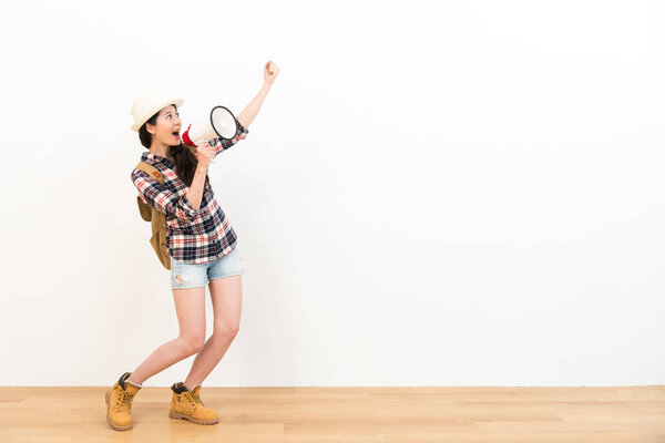 счастливая жизнерадостная женщина на белом фоне
