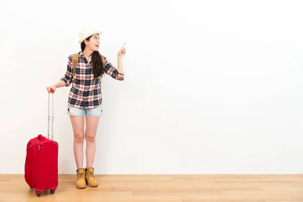 Mulher sorridente mochileiro segurando mala de viagem — Fotografia de Stock