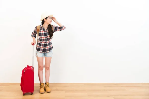 Туристка с чемоданом для путешествий — стоковое фото