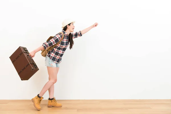 Doce mulher feliz vestindo roupas de viagem — Fotografia de Stock