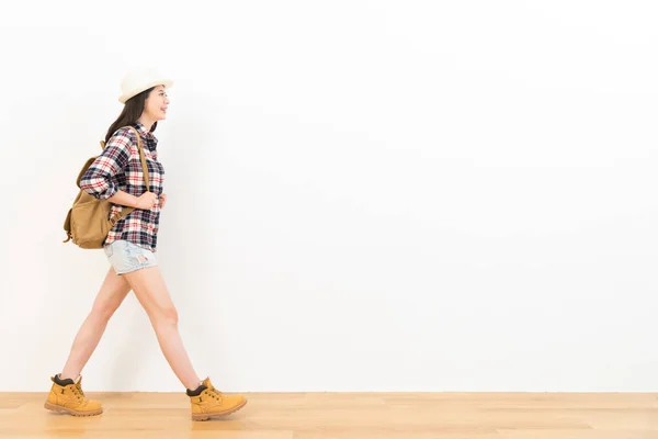 Estudante muito feminino vestindo roupas casuais — Fotografia de Stock