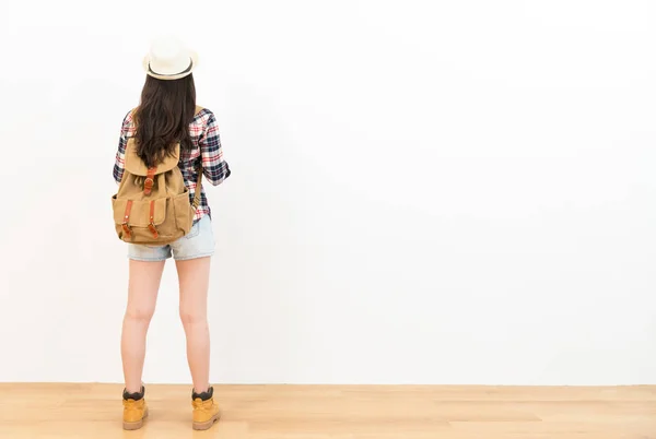 Viajante com luz mochila de roupas visão traseira — Fotografia de Stock