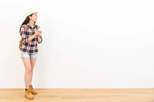 Feliz joven estudiante usando su teléfono móvil — Foto de Stock