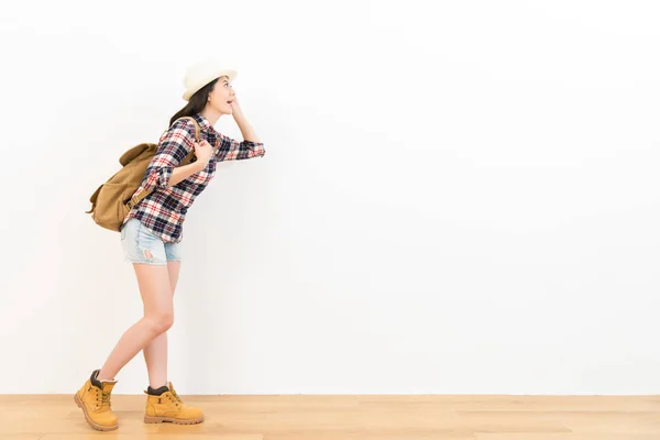 Happy female tourist standing on the wooden floor — Stock Photo, Image