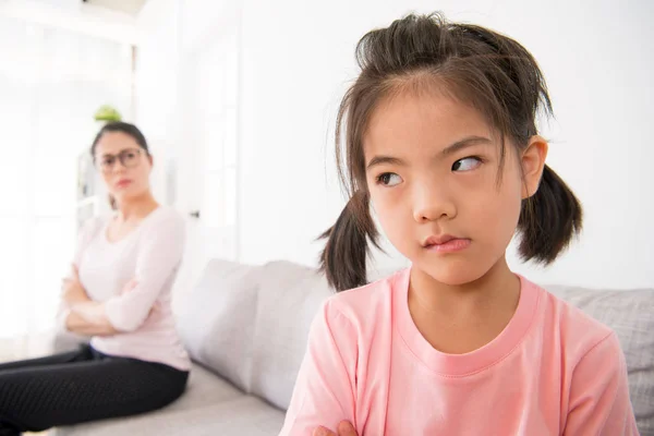 Crianças menina sentindo-se infeliz e com raiva — Fotografia de Stock
