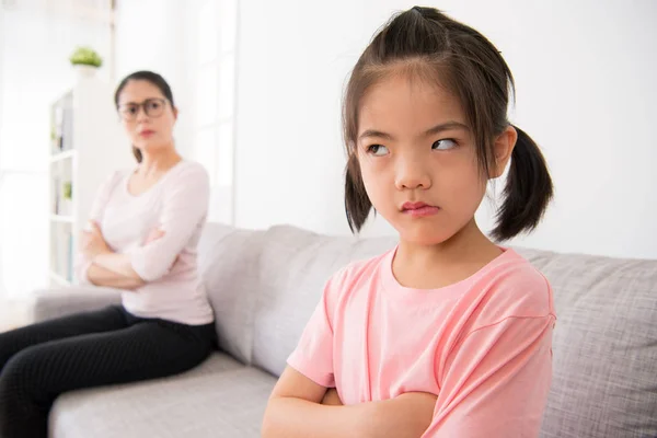 Linda menina não quer cuidar de sua mãe — Fotografia de Stock