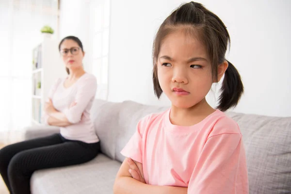 Całkiem mała dziewczynka nienawidzi home tutor — Zdjęcie stockowe
