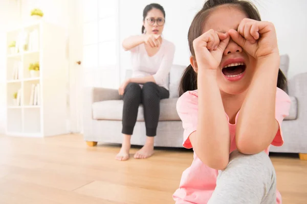 Прекрасные азиатские дети женщины так грустно плакать — стоковое фото