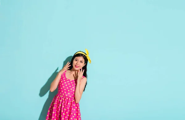 Sonriente chica usando con amarillo moño corbata diadema — Foto de Stock