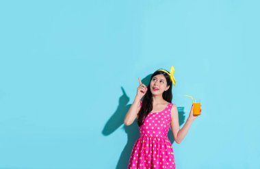 gülümseyen kadın iyi fikir sahip yukarıda işaret