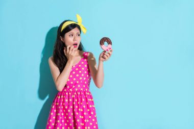 genç güzellik kız lezzetli tatlı çörek arıyorum