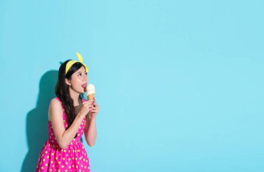 dondurma ekleyen güzel çekici kız