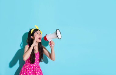 hoparlör aygıtı tutan genç gülümseyen kadın