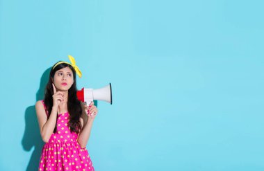 mavi arka plan hayal içinde tatlı zarif Bayan