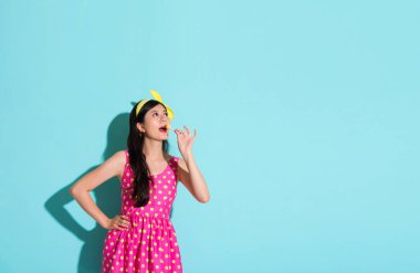 lolipop şeker tutan güzel mutlu kadın