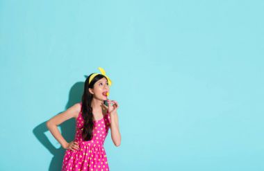 Bayan boş alanı arıyor candy lolipop yemek