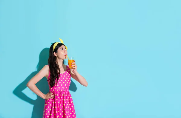 Atrakcyjny dziewczynka elegancki picie soku pomarańczowego — Zdjęcie stockowe
