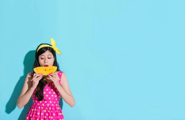 Sevimli genç kadın karpuz meyve yeme — Stok fotoğraf
