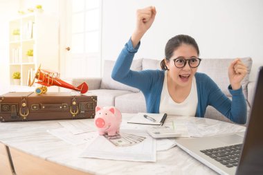 Annesi onu kaldırsın yeterli para kutlamak 