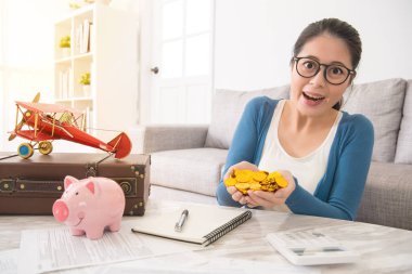 gösterilen kadın altın para sikke holding eller gülümsemek