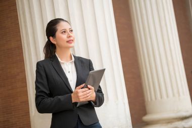 kadın avukat tutarak dijital tablet bilgisayar