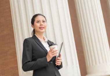 kahve fincanı ile çalışacak iş kadını