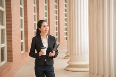 Dijital tablet bilgisayar holding iş avukat