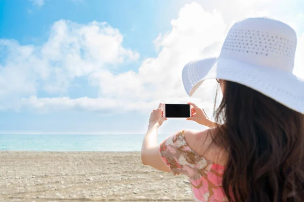 Жіночий турист використовує свій мобільний телефон — стокове фото