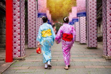 kimono kız Japon yerel Festivali birlikte katılmak