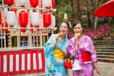 Japonya'ya gidiyor turist festivaller katılmak